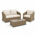 Beige og gråbrunt PE-rattansæt med cremehvide hynder, 2-personers sofa 130 x 75 x 78 cm, lænestol 75 x 75 x 78 cm og bord 120 x 60 x 45 cm